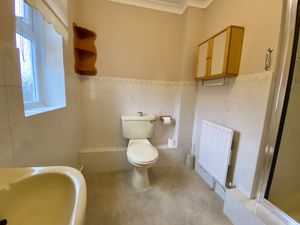 Master En-suite- click for photo gallery